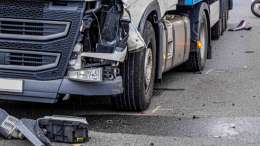 Есть жертвы: два грузовика лоб в лоб столкнулись в Новгородской области
