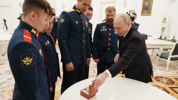 Герои в Кремле: Владимир Путин встретился с экипажем танка «Алеша»