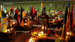 Ради хайпа: молодежь на Украине глумится над могилами ВСУ