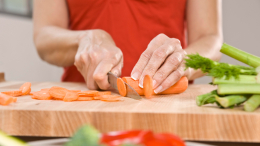 Кладезь витаминов или убийцы желудка: почему на овощах и фруктах не получается похудеть
