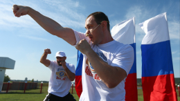 Баба Яга, НЛО и не только: россияне отметили Международный день бокса