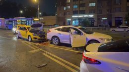 Водителю такси оторвало ногу в массовом ДТП в центре Москвы