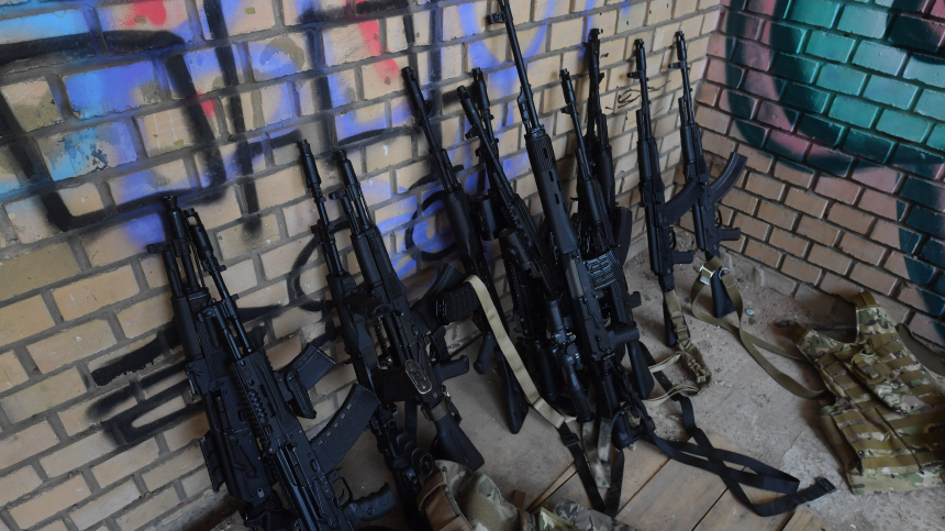 ФСБ задержала организаторов незаконной торговли оружием в Донецке