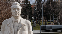 Вандалы раскрасили памятник Брежневу на Украине в желто-голубые цвета