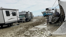 Десятки тысяч гостей фестиваля Burning Man заблокированы в пустыне из-за ливня