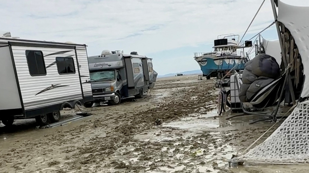 Десятки тысяч гостей фестиваля Burning Man заблокированы в пустыне из-за  ливня | Новости | Пятый канал