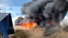 Крупный пожар вспыхнул на территории нефтебазы в Петербурге