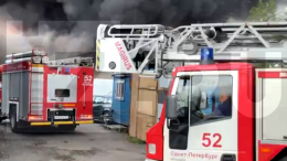 Опубликованы кадры с места тушения крупного пожара в автоцентре в Петербурге