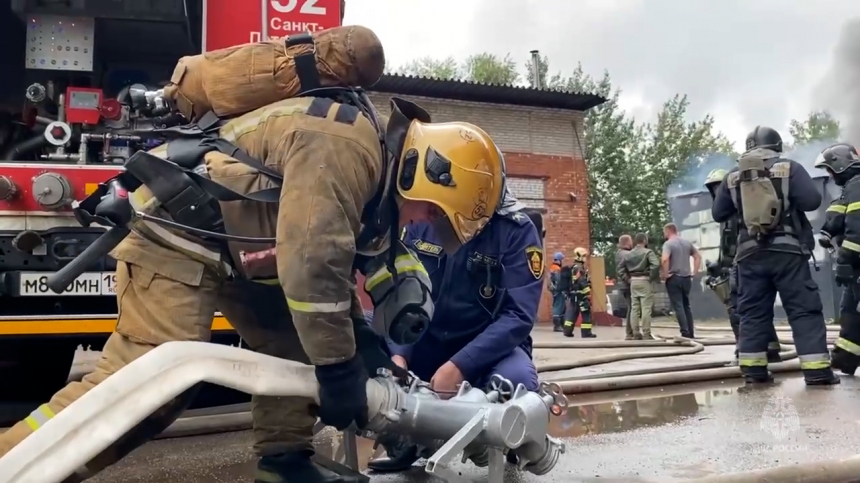 Пожар в автосервисе в Петербурге локализован на площади 800 квадратных метров