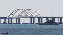 «Угроза атаки»: движение автотранспорта по Крымскому мосту временно остановлено