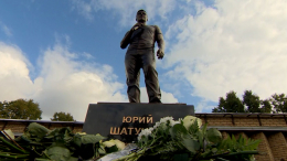 Шатунову — 50: на могиле артиста в день его рождения открыли двухметровый памятник