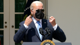Спасти рядового Байдена: поможет ли маска президенту США от заражения COVID-19
