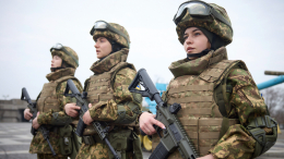 Равные права: на Украине женщинам грозит принудительная отправка на фронт