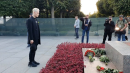 SHAMAN в день начала блокады Ленинграда возложил цветы на Пискаревском кладбище