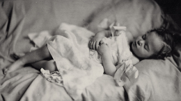Призрак за спиной младенца: почему на фото XIX века у матерей зачеркнуты лица