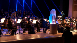 На ВЭФ состоялся первый в мире симфонический концерт, музыку к которому писал ИИ