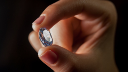 Подарок свыше: девочка в день рождения нашла бриллиант весом 2,95 карата