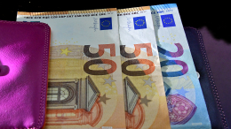 Курс евро опустился до 104 рублей впервые с 1 сентября