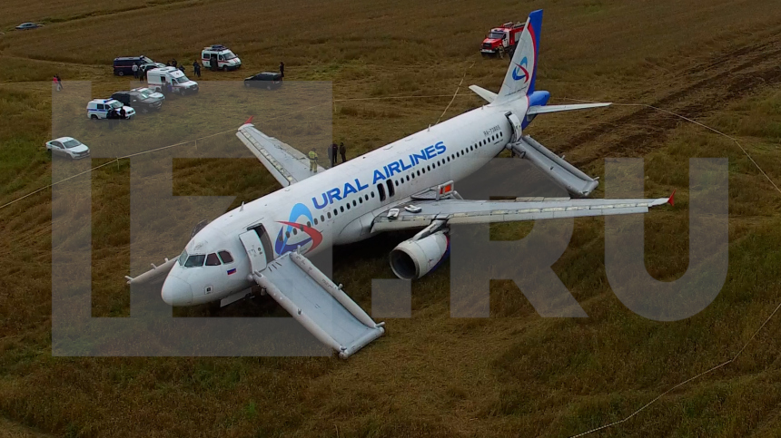 Экстренно севший в поле под Новосибирском самолет сняли с коптера — видео