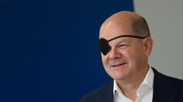 Больше не «пират»: Олаф Шольц снял черную повязку с подбитого глаза