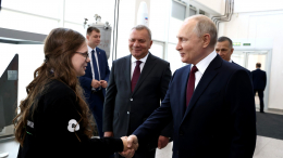 Путин встретился на Восточном со школьницей из Ростова-на-Дону