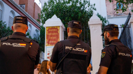 В Испании мужчина начал приставать к ведущей на улице в прямом эфире