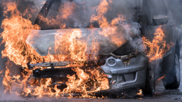 Автомобиль сгорел дотла посреди моста в Санкт-Петербурге