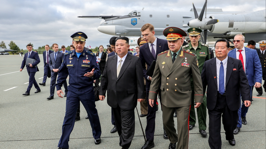 Ким Чен Ыну и Шойгу показали самолеты стратегической авиации РФ