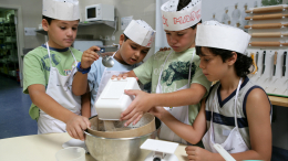 Французских школьников хотят научить готовить в целях экономии