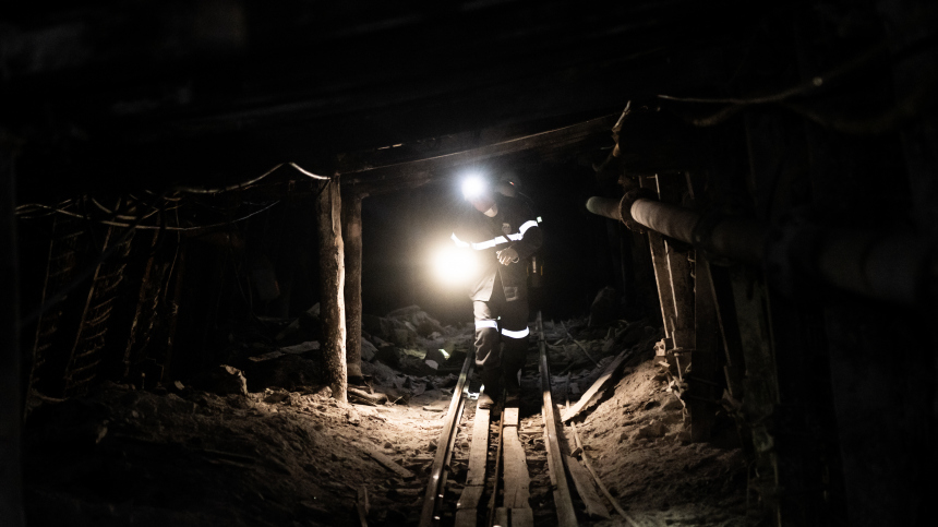 Горняков сразу нескольких шахт Кузбасса эвакуируют из-за замыкания