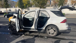 Водитель иномарки сбил двоих мужчин, стоявших на дороге после ДТП в Москве