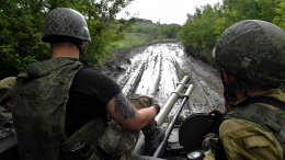 Российские бойцы уничтожают ВСУ на трофейном танке Т-64