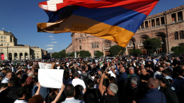 У здания правительства в Ереване начались столкновения протестующих с полицией