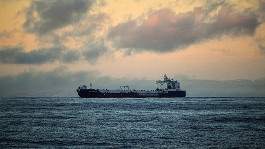 Вопреки санкциям: российские танкеры впервые идут в Китай через Северный морской путь