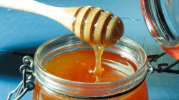 Домашний лекарь: чем полезен мед с теплой водой перед сном