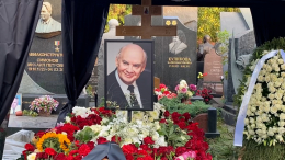 Венки от Путина и Пахмутовой: как выглядит могила поэта Добронравова