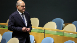 Поезд истории миновал: Шольца высмеяли за выступление при пустом зале на Генассамблее ООН