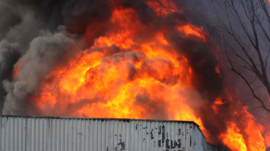 Во Львовской области после взрывов загорелись склады и промышленный объект
