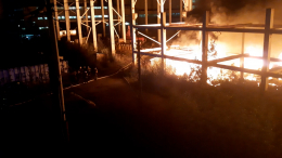 Огонь охватил недостроенное здание в одном из районов Санкт-Петербурга