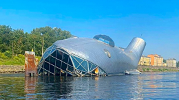 Знаменитый ресторан «потонул»: почему в Петербурге разбирают «Серебряный кит»