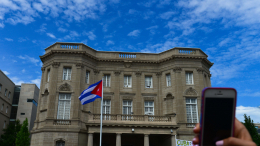 Неизвестные пытались поджечь посольство Кубы в США