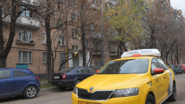 «Корень проблем»: эксперты оценили идею запрета на парковку такси во дворах