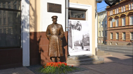В Смоленске открыли памятник постовому милиционеру Викторину Курицыну