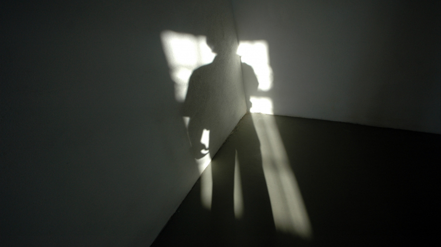Пожилой дворник насиловал 12-летнюю девочку в своем доме в Ленобласти