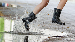Сухо и тепло: как в непогоду защитить обувь от промокания и белых разводов