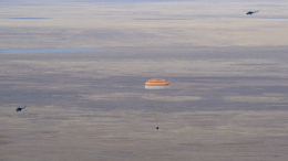 Российские космонавты вернулись на Землю после годовой экспедиции