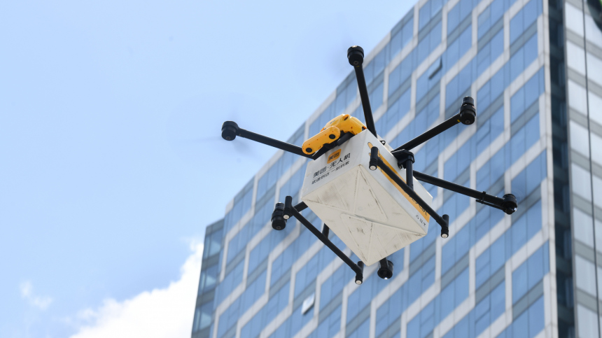Пицца прилетела: доставлять еду и посылки с помощью дронов могут начать в Москве в 2024 году