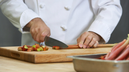 Кровавое блюдо: школьный повар отрубила себе палец при готовке салата