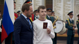 Волшебные эмоции: школьникам из новых регионов вручили российские паспорта в Москве