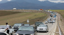 Долгая дорога домой: как тысячи жителей Карабаха пытаются попасть в Армению